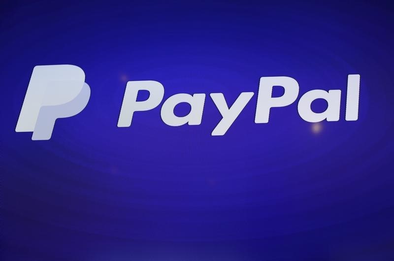 © Reuters. Логотип PayPal на мероприятии в Сан-Франциско