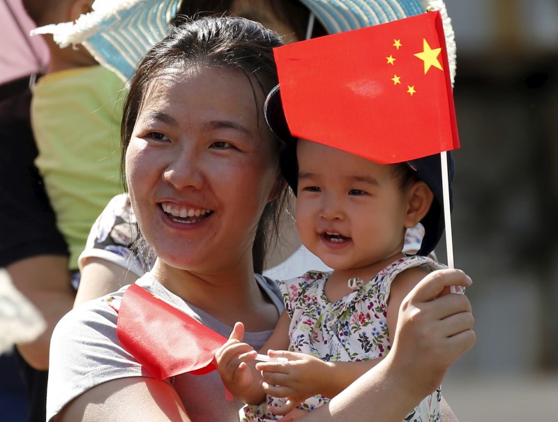 © Reuters. الحزب الشيوعي الصيني يسمح لكل زوجين بإنجاب طفلين