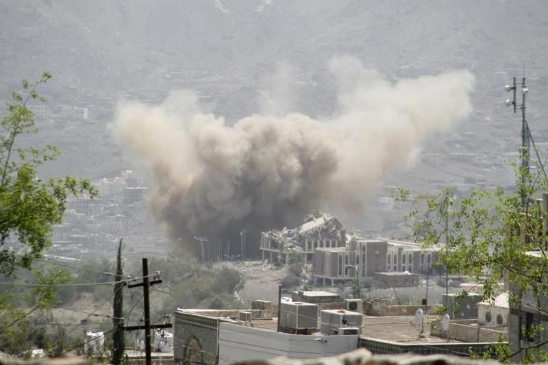 © Reuters. مسعفون: غارة للتحالف تقتل 10 عمال في اليمن