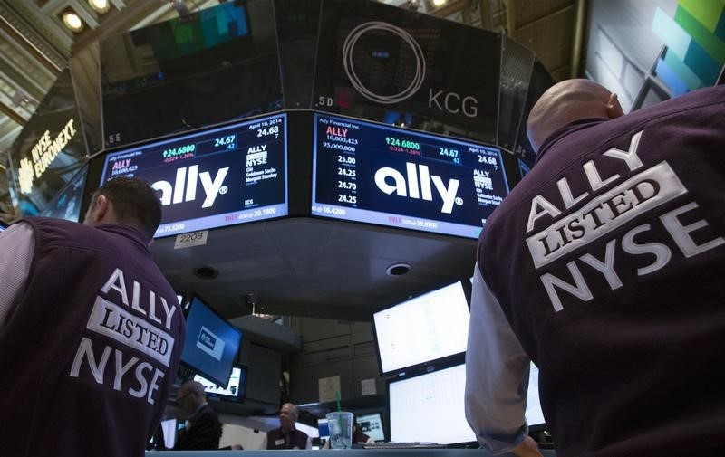 © Reuters. Traders work at the Post that trades Ally Financial Inc. following the IPO on the floor of the New York Stock Exchange