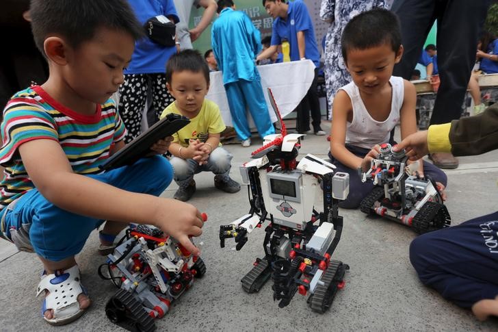 © Reuters. Crianças brincando na província de Henan, na China