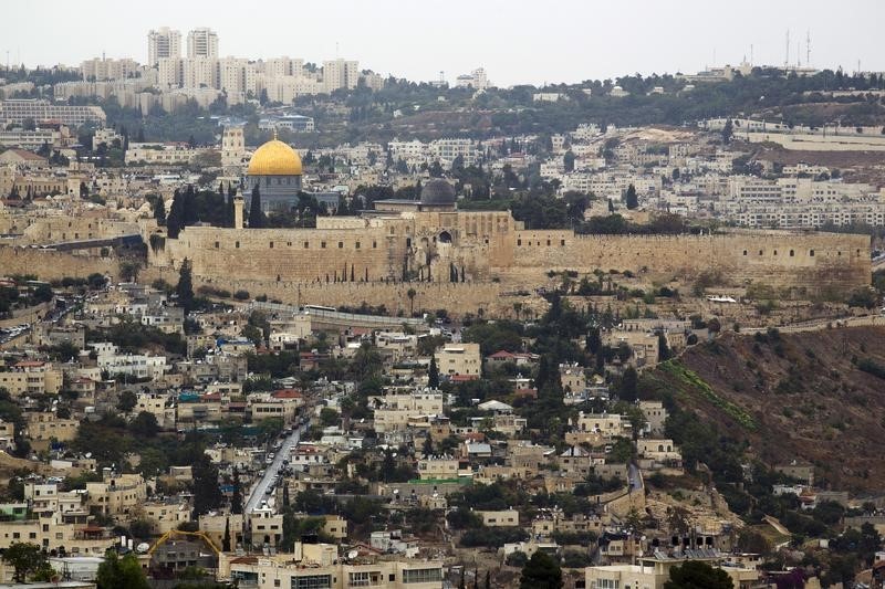 © Reuters. وسط موجة الهجمات .. الخوف يسود في القدس القديمة