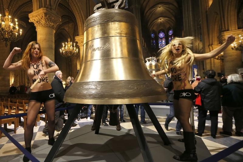 © Reuters. Ativistas do grupo ativista Femen em protesto na catedral de Notre Dame, em Paris