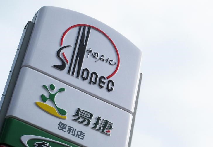 © Reuters. Логотип Sinopec на АЗС в Пекине 