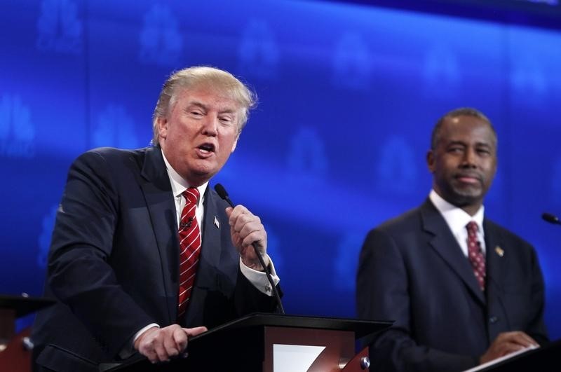 © Reuters. Republican U.S. presidential candidate businessman Donald Trump speaks as Dr. Ben Carson looks on near the end of 2016 U.S. Republican presidential candidates debate held by CNBC in Boulder