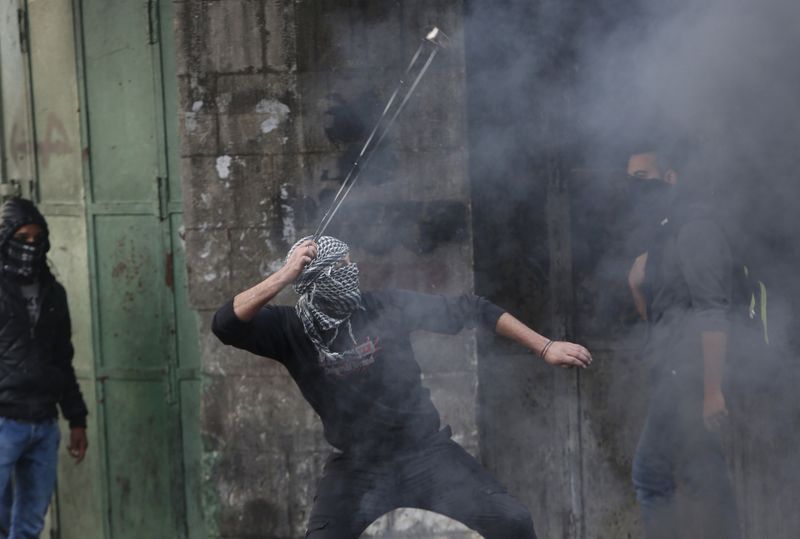 © Reuters. قوات الأمن الإسرائيلية تقتل فلسطينيين اثنين بعد مهاجمة جنود إسرائيليين