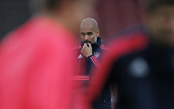 © Reuters. Técnico do Bayern de Munique, Pep Guardiola, durante treino em Londres