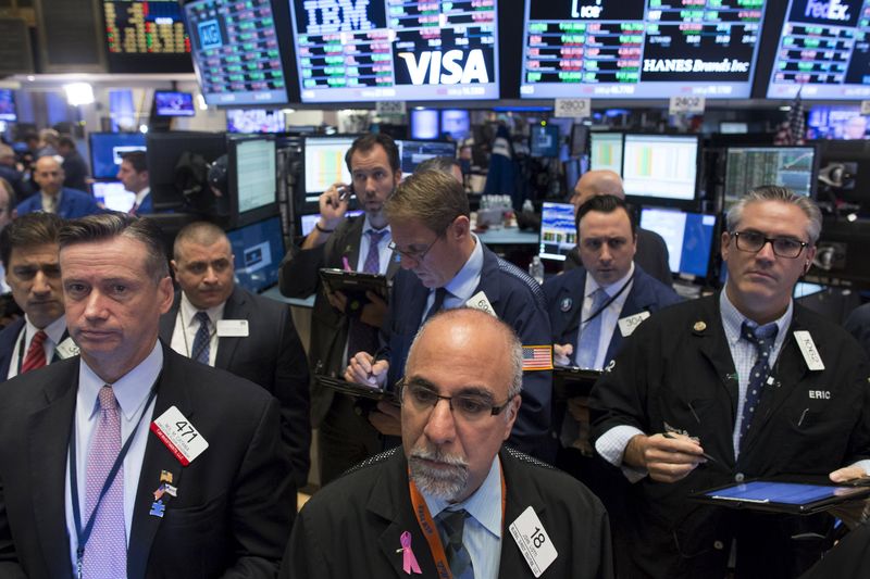 © Reuters. Wall Street, trader nella zona della borsa americana dove si scambiano azioni Pfizer, oggi