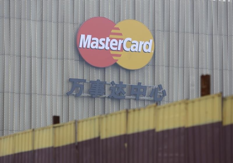 © Reuters. Логотип Mastercard на здании в Пекине