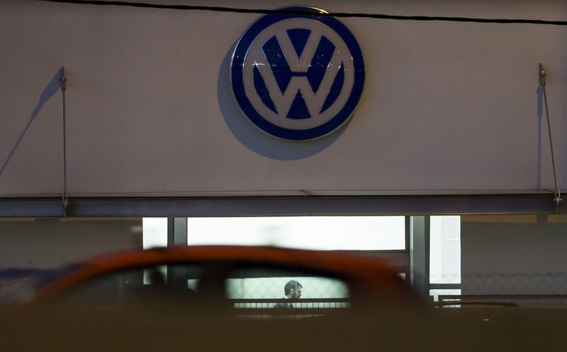 © Reuters. Il marchio Volkswagen in un autosalone di Madrid