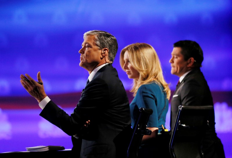 © Reuters. CNBC debate moderators John Harwood Becky Quick and Carl Quintanilla asks questions during the 2016 U.S. Republican presidential candidates debate in Boulder Colorado