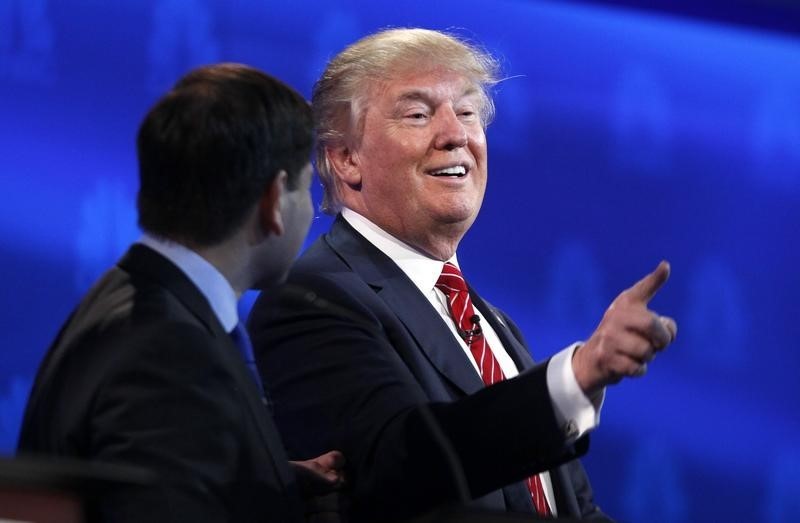 © Reuters. Republican U.S. presidential candidate Rubio talks to Trump at the end of the 2016 U.S. Republican presidential candidates debate held by CNBC in Boulder