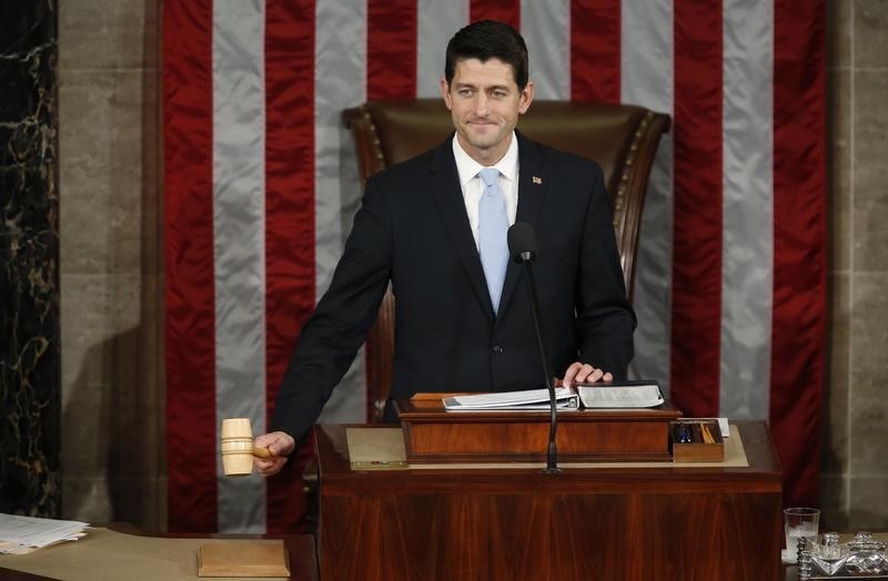 © Reuters.  Newly elected Speaker of the U.S. House of Representatives Ryan wields the speaker's gavel for the first time on Capitol Hill in Washington