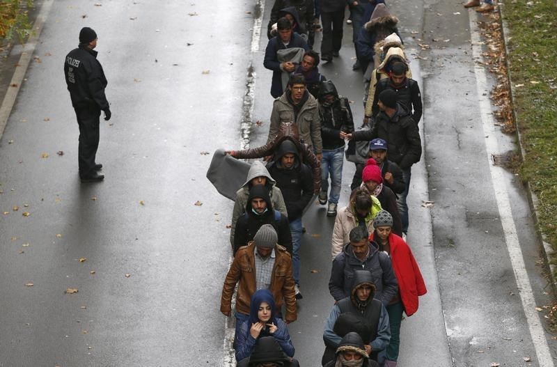 © Reuters. الشرطة الألمانية: تدفق اللاجئين على البلاد يمثل تهديدا أمنيا