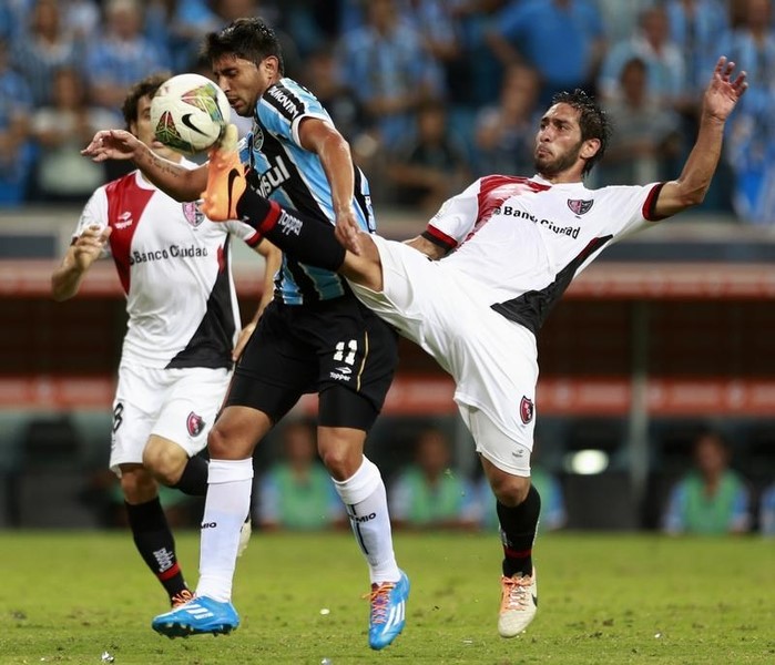 © Reuters. باراجواي تستدعي لاعبا جديدا من أصول أرجنتينية
