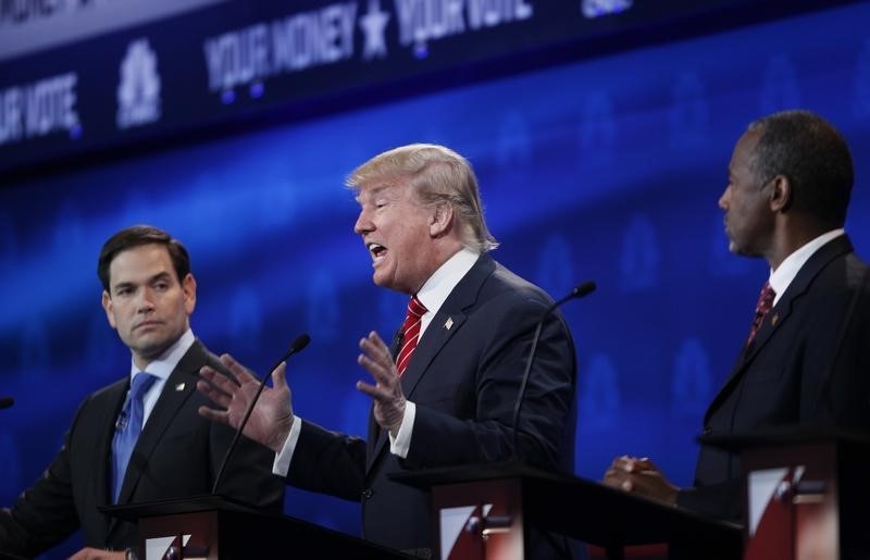 © Reuters. Republican U.S. presidential candidate Trump speaks as Rubio and Carson listen at the 2016 U.S. Republican presidential candidates debate held by CNBC in Boulder