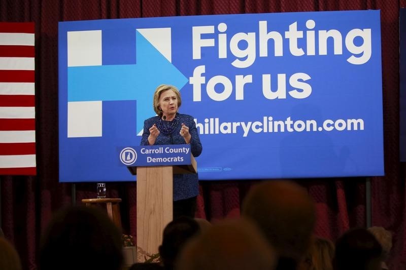 © Reuters. U.S. Democratic presidential candidate and former Secretary of State Hillary Clinton speaks at the "Carroll County Democratic Committee's Annual Grover Cleveland Dinner" at the Attitash Mountain Resort in Bartlett, New Hampshire