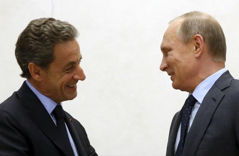 © Reuters. Russian President Putin greets former French president Sarkozy during a meeting at the Novo-Ogaryovo state residence outside Moscow