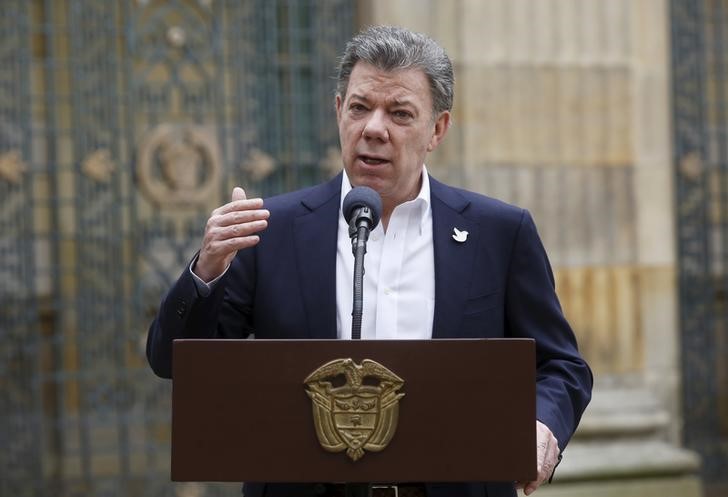 © Reuters. Presidente da Colômbia, Juan Manuel Santos, discursa após votar durante eleições