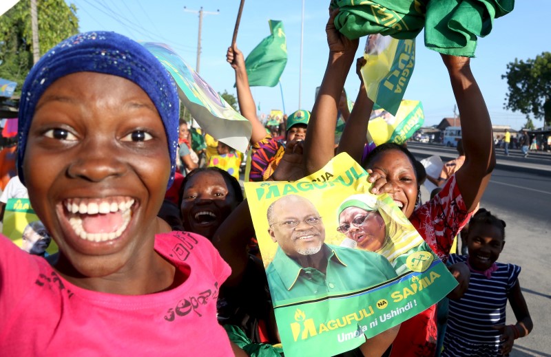 © Reuters. Supporters of Tanzania Presidential candidate of the ruling CCM Magufuli celebrate after he was declared the winner of the presidential election, in Dar es Salaam