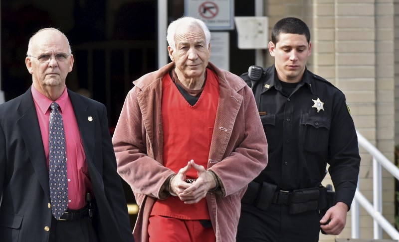 © Reuters. Convicted child molester Jerry Sandusky, a former assistant football coach at Penn State University, leaves after his appeal hearing at the Centre County Courthouse in Bellefonte, Pennsylvania