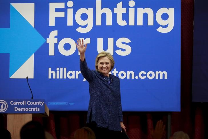 © Reuters. U.S. Democratic presidential candidate and former Secretary of State Hillary Clinton speaks at the "Carroll County Democratic Committee's Annual Grover Cleveland Dinner" at the Attitash Mountain Resort in Bartlett, New Hampshire