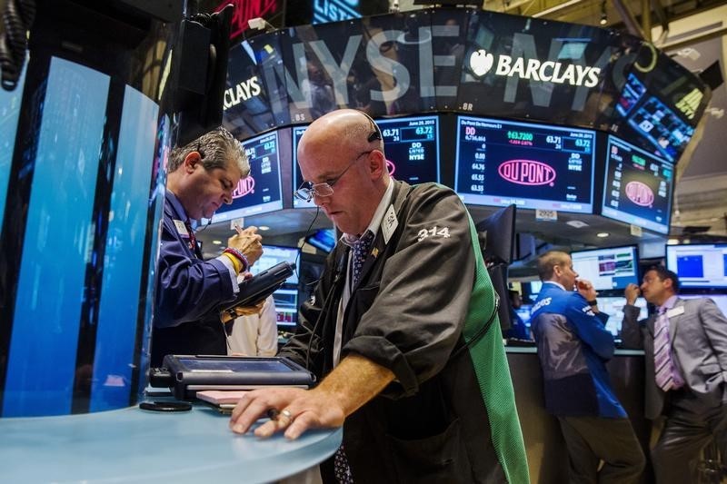 © Reuters. Traders work on the floor of the New York Stock Exchange