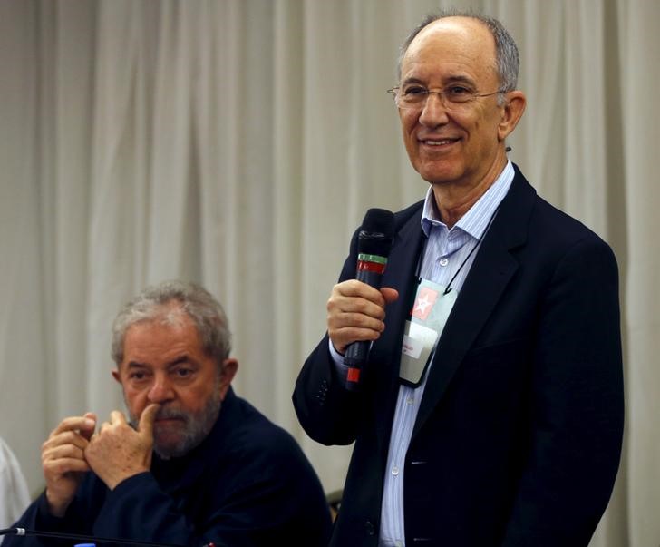 © Reuters. Presidente do PT, Rui Falcão (D), participa ao lado do ex-presidente Luiz Inácio Lula da Silva (E) de encontro do partido em São Paulo