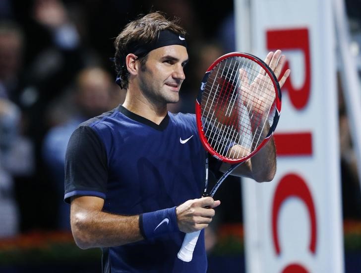 © Reuters. Tenista suíço Roger Federer comemora vitória sobre o alemão Philipp Kohlschreiber