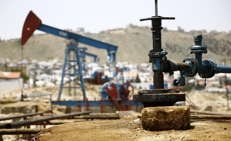 © Reuters. An oil pump is pictured on a sunny day in Baku