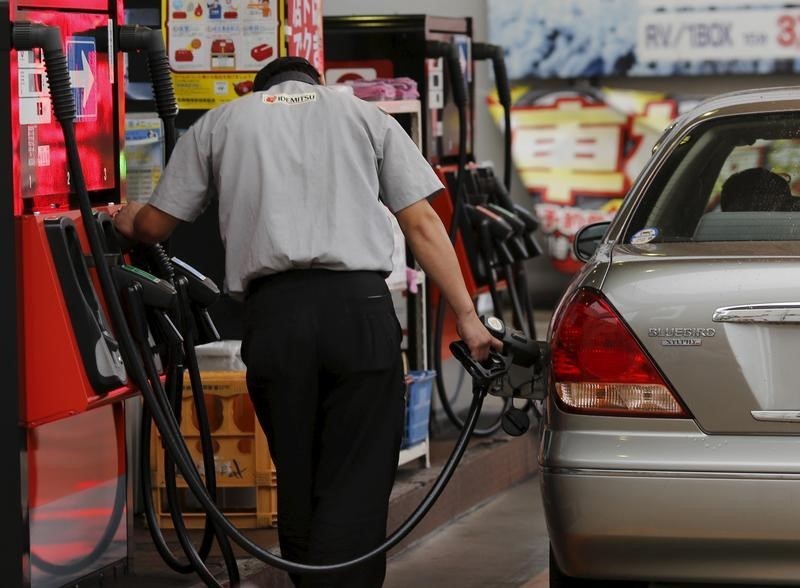 © Reuters. A gas station worker fuels a vehicle in Tokyo