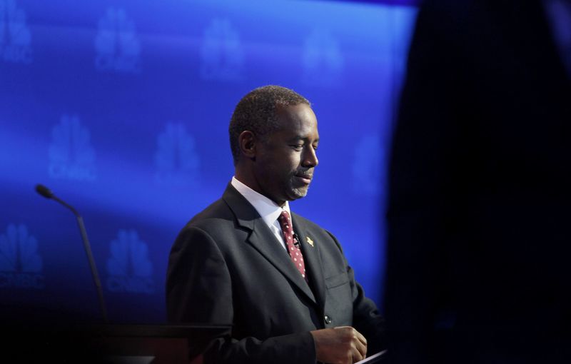 © Reuters. Republican U.S. presidential candidate Dr. Ben Carson pauses during a commercial break at the 2016 U.S. Republican presidential candidates debate held by CNBC in Boulder