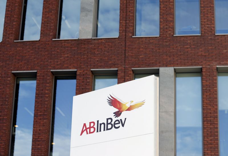 © Reuters. The logo of Anheuser-Busch InBev is pictured outside the brewer's headquarters in Leuven