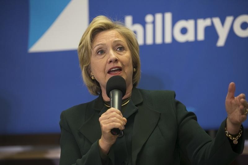 © Reuters. U.S. Democratic presidential candidate and former Secretary of State Hillary Clinton speaks at the Littleton Rural Economic Roundtable at Littleton High School in Littleton, New Hampshire