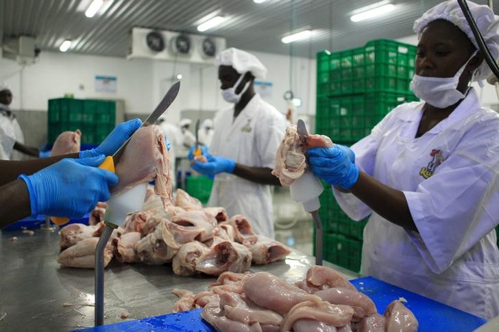 © Reuters. Funcionários cortando frango em Kampala, Uganda