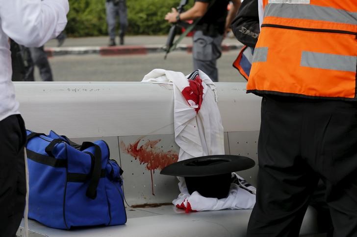 © Reuters. Sangue de israelense ferido durante ataque com faca em Jerusalém