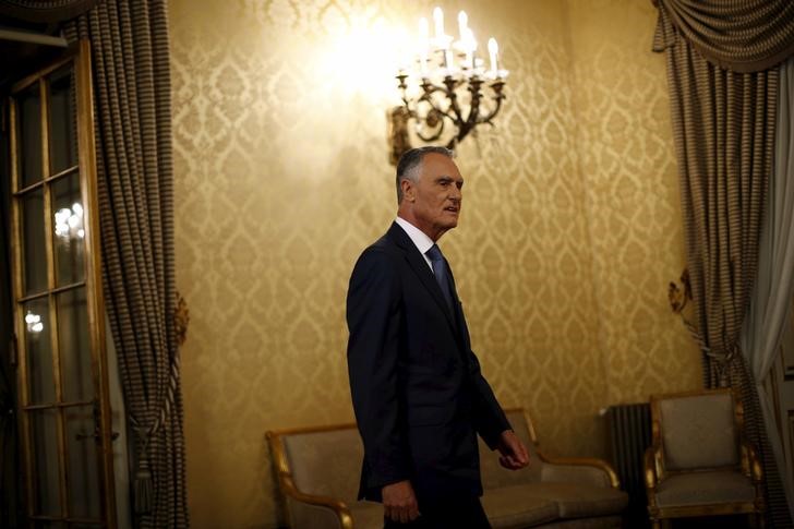 © Reuters. Presidente de Portugal, Aníbal Cavaco Silva, chega para fazer declaração à imprensa no Palácio de Belém, em Lisboa