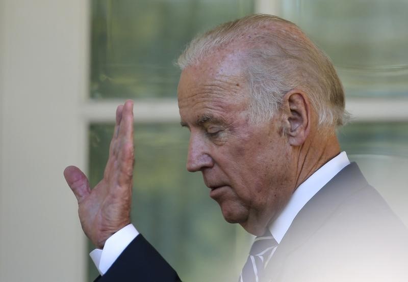 © Reuters. U.S. Vice President Biden walks back to the Oval Office after announcement at the White House in Washington