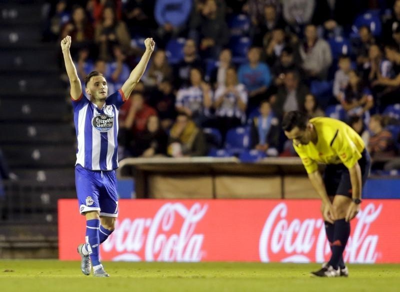 © Reuters. Lucas Perez, do Deportivo La Coruña, comemora gol contra o Atlético de Madri