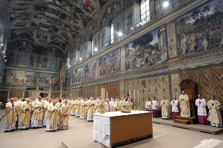 © Reuters. Papa Francisco realiza missa na Capela Sistina 