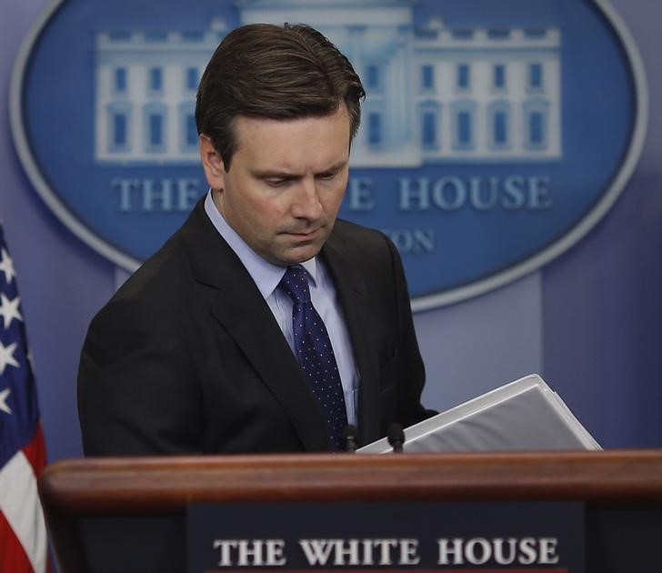 © Reuters. White House spokesman Earnest aarrives at media briefing at White House briefing in Washington