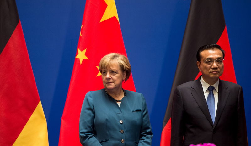 © Reuters. German Chancellor Angela Merkel and Chinese Premier Li Keqiang look on after a signing ceremony in Hefei