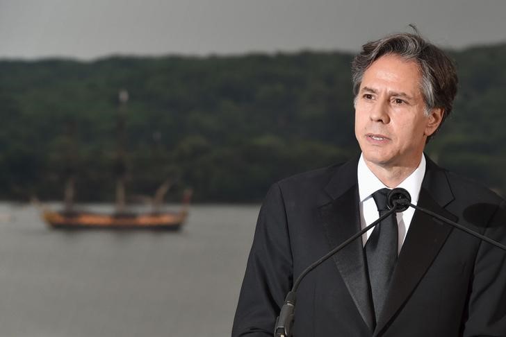 © Reuters. Blinken addresses the guests prior to the gala dinner in the honor of the French navy frigate L'Hermione at Mount Vernon