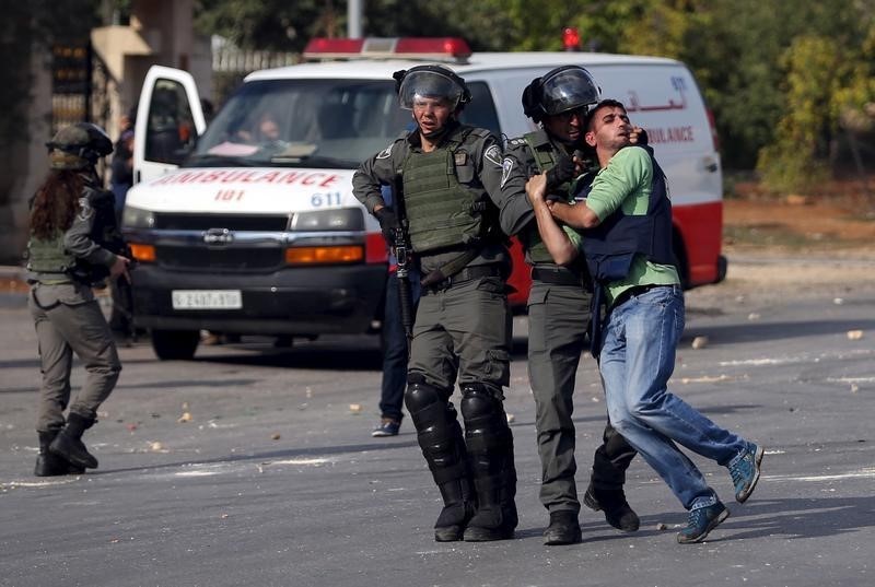 © Reuters. Israeli border policemen beat a Palestinian journalist during clashes with Palestinian protesters near the Jewish settlement of Bet El, near the West Bank city of Ramallah 