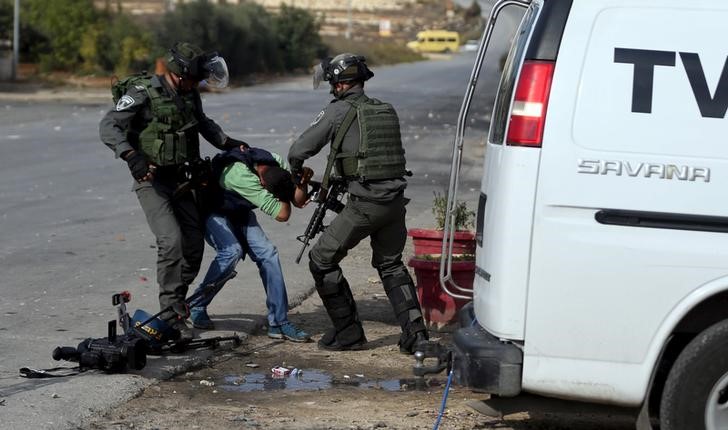 © Reuters. الشرطة الإسرائيلية تقول إنها قتلت بالرصاص فلسطينيا يحمل سكينا