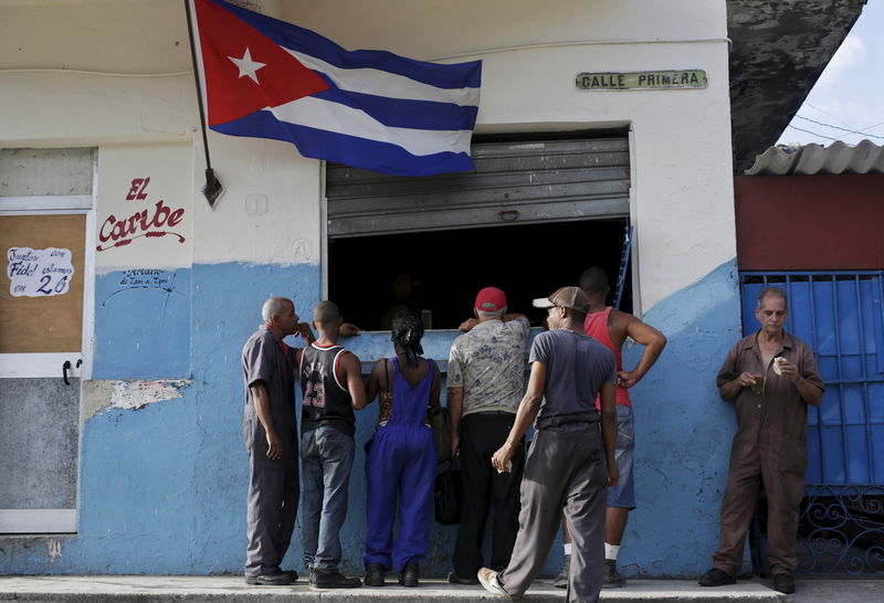 © Reuters. Cuba pacta con España refinanciar deudas por 200 millones de euros 