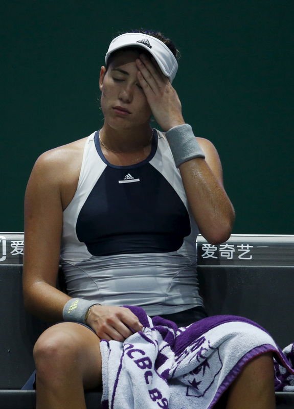 © Reuters. Muguruza cae ante Radwanska y se queda a las puertas de la final del Masters WTA