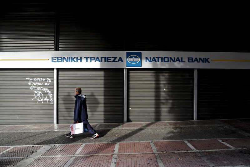 © Reuters.  El BCE dice que la banca griega tiene un déficit de capital de 14.400 millones