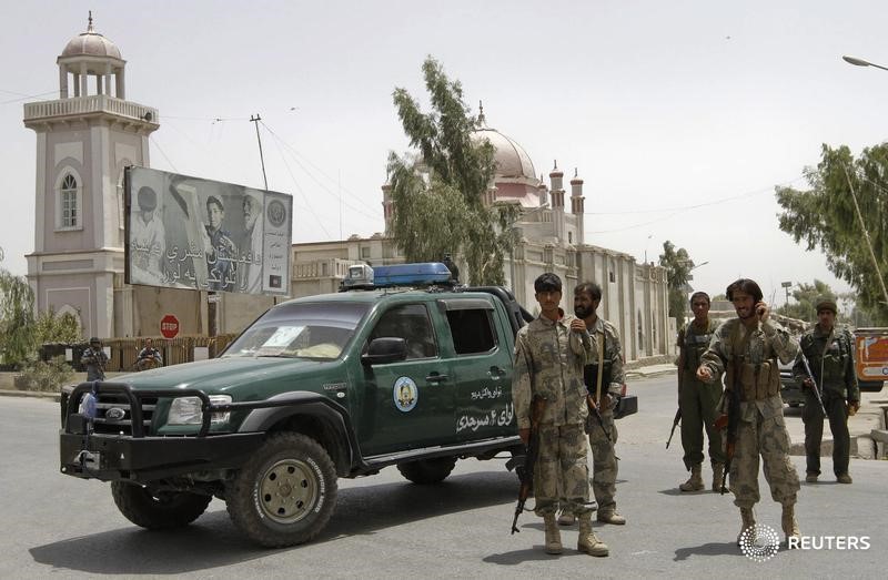 © Reuters. مقتل ستة مصلين في شرق أفغانستان إثر سقوط صاروخ على مسجد