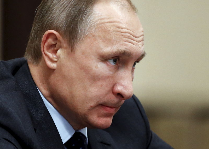 © Reuters. الرئيس الروسي بوتين يتصل بنظيره المصري لمناقشة حادث تحطم الطائرة